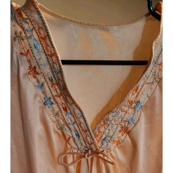 Vintage Vanity Fair Nylon  Floral Embroidered Nightgown-Sz LGE - Picture 6 of 7